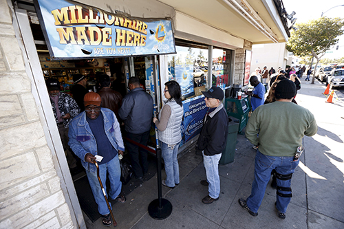 Dòng người xếp hàng mua vé Powerball ở một tiệm rượu tại Hawthorne, Los Angeles, California. Ảnh: Reuters