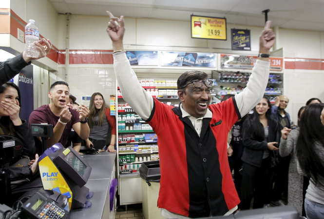 Nhân viên cửa hàng tiện lợi 7-Eleven ở bang California vui mừng vì đã bán được một vé trúng độc đắc. Theo thông lệ, những cửa hàng bán được vé độc đắc sẽ được nhà cái thưởng cả triệu USD, và chưa kể danh tiếng may mắn sẽ giúp doanh thu cửa hàng tăng thêm sau đó - Ảnh: Reuters